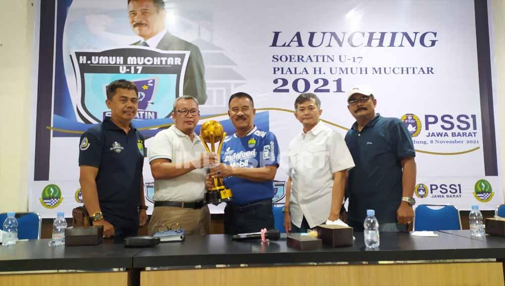 Launching Soeratin U-17 Piala H. Umuh Muchtar 2021 di Aula Gedung Asprov PSSI Jawa Barat, Jalan Lodaya, Kota Bandung, Senin (08/11/21). - INDOSPORT