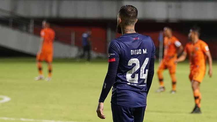 Indosport - Diego Michiels bek Arema FC bertanding di Liga 1.
