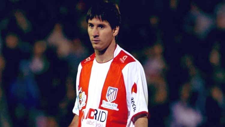 Lieonel Messi mengenakan jersey Atletico Madrid