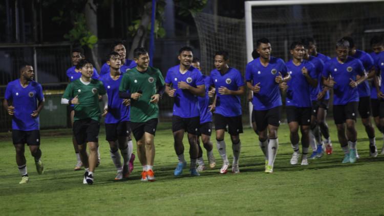 Skuad Timnas Indonesia saat sedang jogging di sesi latihan di Lapangan B Senayan, Selasa (09/11/21).