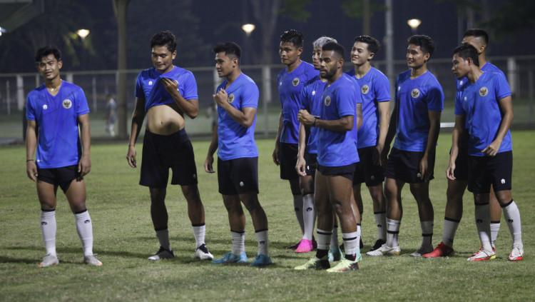 Para pemain Timnas Indonesia tengah menyimak arahan latihan dari pelatih Shin Tae-yong.
