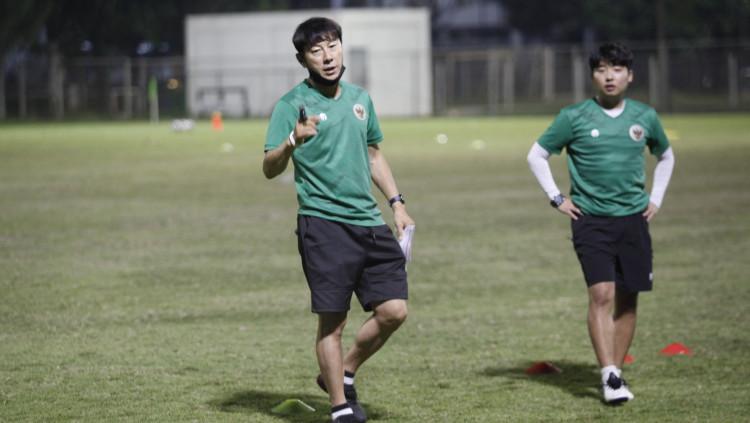 Pelatih Shin Tae-yong sedang memberikan instruksi kepada para pemain.