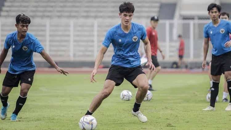 Patuh saat tidak diizinkan ikuti pelatihan timnas Indonesia U-23, Elkan Baggot diganjar dengan debut sebagai starter untuk Ipswich Town senior. - INDOSPORT