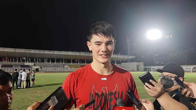 Asisten pelatih Timnas Indonesia, Nova Arianto menyampaikan kondisi bek tengah, Elkan Baggott dalam keadaan baik-baik saja.