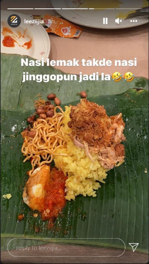 Lee Zii Jia menikmati makanan khas Bali, nasi jenggo. Copyright: Instagram.com/leeziijia