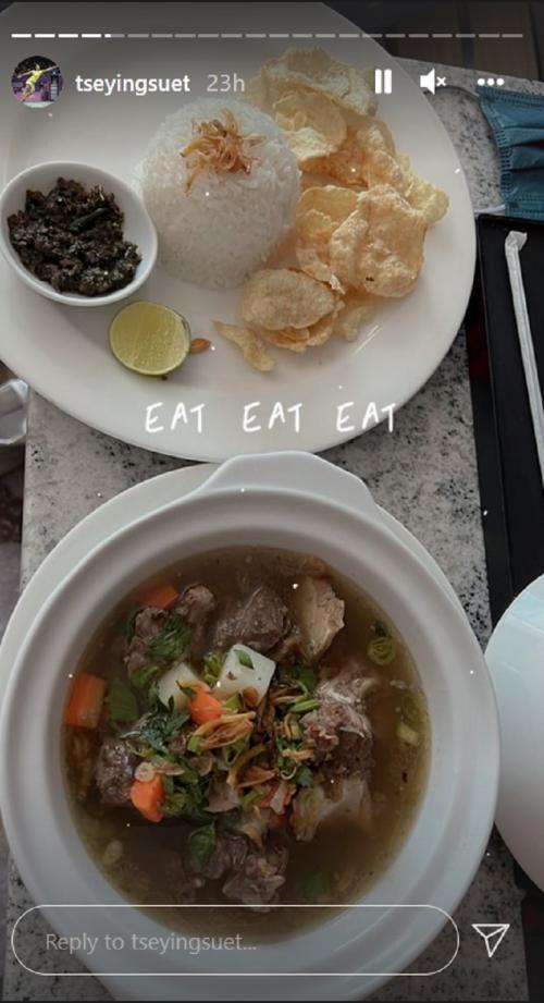Tse Ying Suet sedang menikmati sup iga dan nasi setibanya di Indonesia. Copyright: Instagram.com/Tseyingsuet