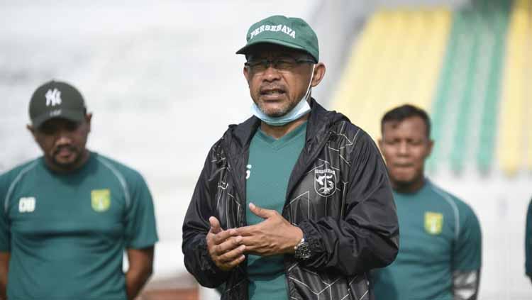 Pelatih Persebaya Surabaya, Aji Santoso, saat memberikan arahan kepada anak asuhnya menjelang laga Liga 1. - INDOSPORT