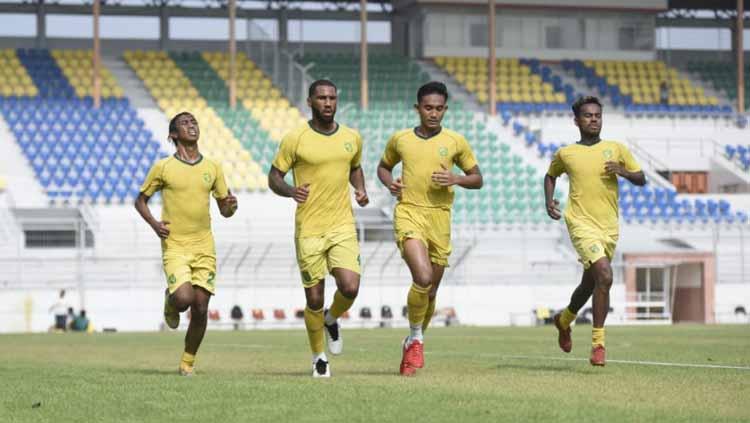 Pemain Persebaya Surabaya tengah menjalani latihan, termasuk Jose Wilkson.
