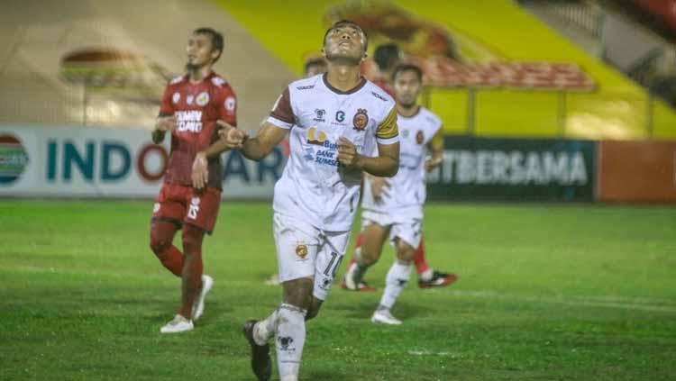 Gelandang Sriwijaya FC, Dedi Hartono, usai mencetak gol penalti ke gawang Semen Padang.