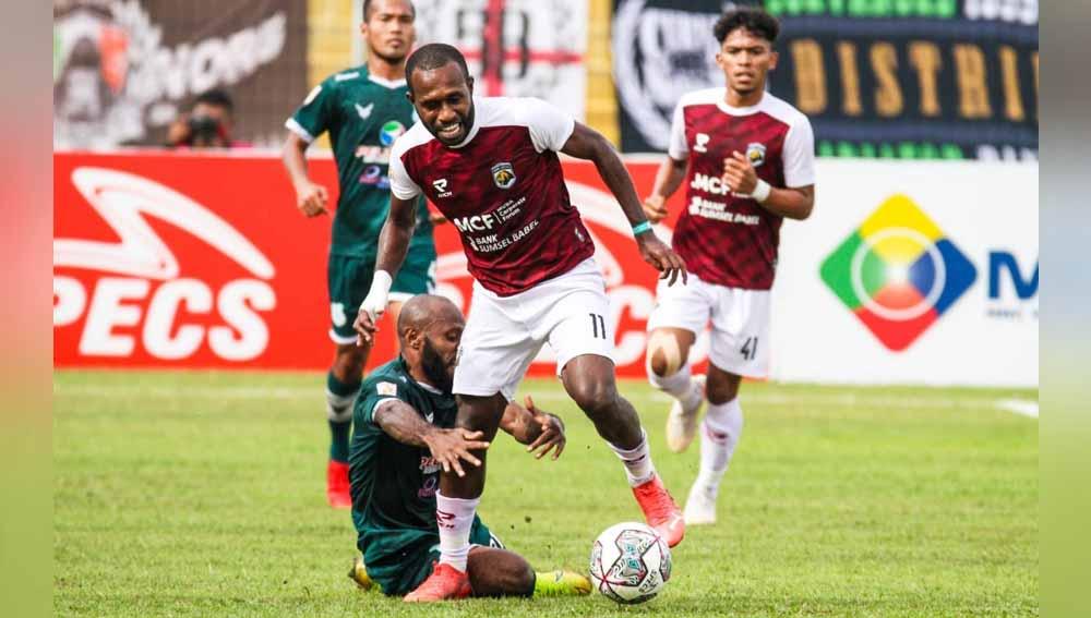 Penyerang Muba Babel United, Engelbert Sani, saat melewati Yohanis Nabar dalam pertandingan Liga 2 2021.