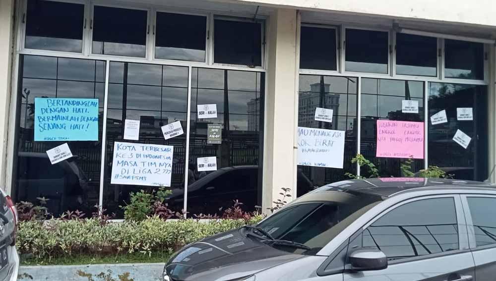 Kritikan tempel poster di Sekertariat PSMS Medan.