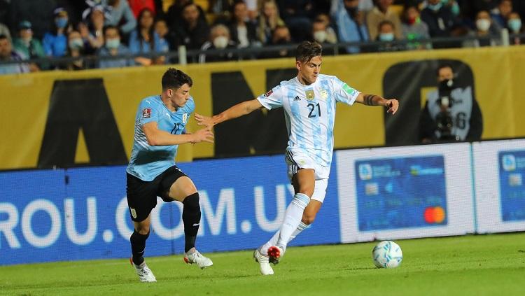 Aksi Paulo Dybala dalam pertandingan Kualifikasi Piala Dunia 2022 antara Uruguay vs Argentina.