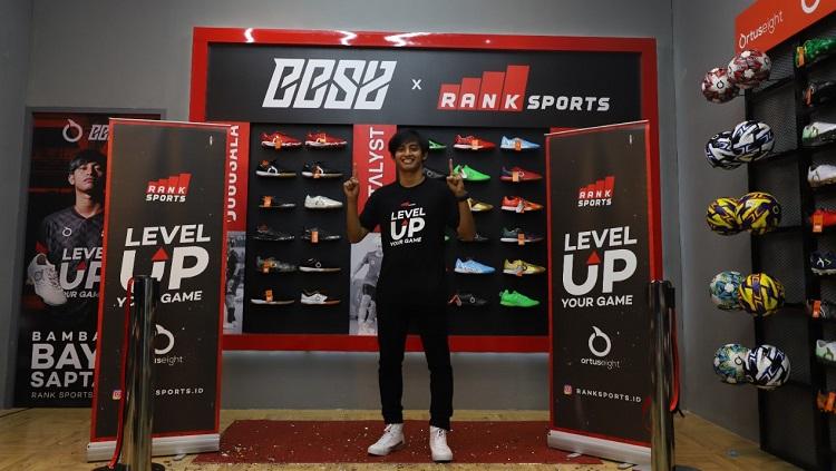 Bintang timnas futsal Indonesia, Bambang Bayu Saptaji, melebarkan sayap demi menunjang masa tuanya.