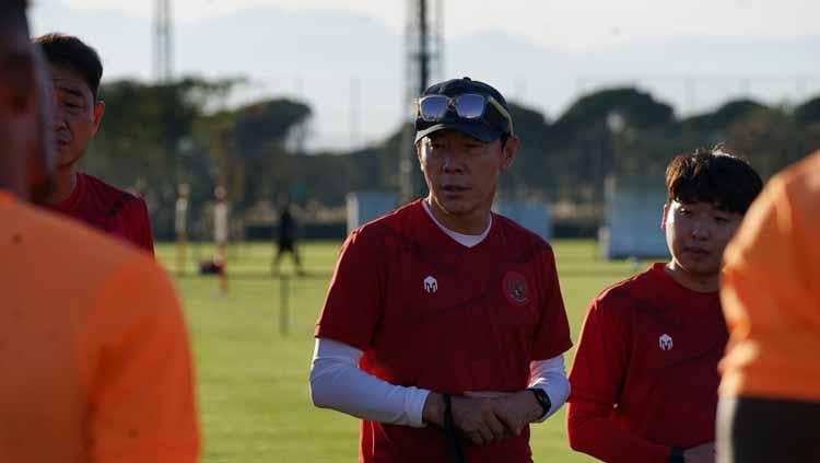 Shin Tae Yong memimpin latihan Timnas Indonesia di Turki