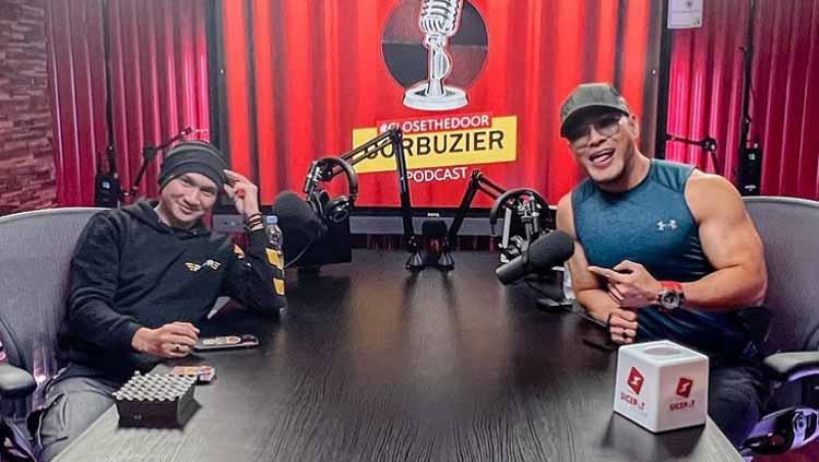 Anji dan Deddy Corbuzier saat tampil di acara podcast Close The Door. - INDOSPORT
