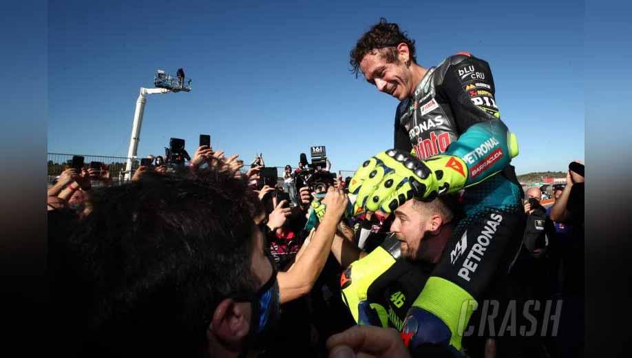 Momen perpisahan Valentino Rossi dengan MotoGP dan timnya di Valencia setelah mengumumkan pensiun. - INDOSPORT