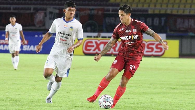 Winger Persis Solo, Irfan Bachdim, saat dibayangi pemain PSIM, Achmad Baasith dalam pertandingan Liga 2 di Stadion Manahan Solo.
