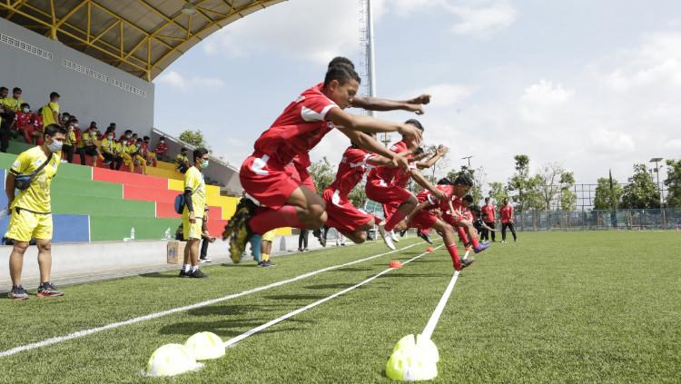 Para siswa saat menjalani sesi latihan dan pertandingan di pemusatan latihan Gala Siswa Indonesia (GSI) 2020. Tahun ini, GSI 2021 digelar dengan menerapkan protokol kesehatan yang ketat. - INDOSPORT