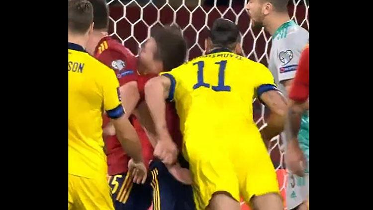 Zlatan Ibrahimovic melakukan tindakan kasar terhadap bek Spanyol. - INDOSPORT