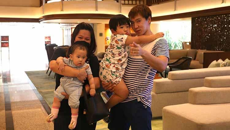 Pebulutangkis spesialis ganda putra Indonesia, Marcus Gideon, bagikan momen kebersamaan bersama istri dan kedua anaknya untuk menyambut Natal 2021. - INDOSPORT
