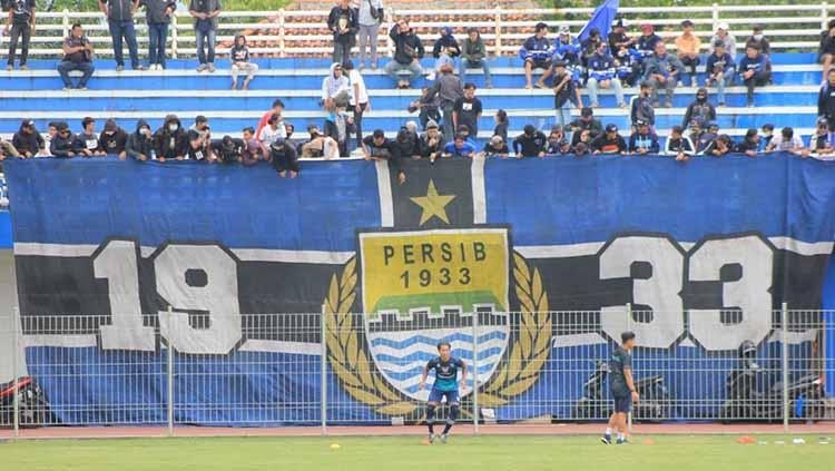 Bobotoh menyaksikan sesi latihan Persib Bandung, di Stadion Persib, Jalan Ahmad Yani, Kota Bandung, Selasa (16/11/21). - INDOSPORT
