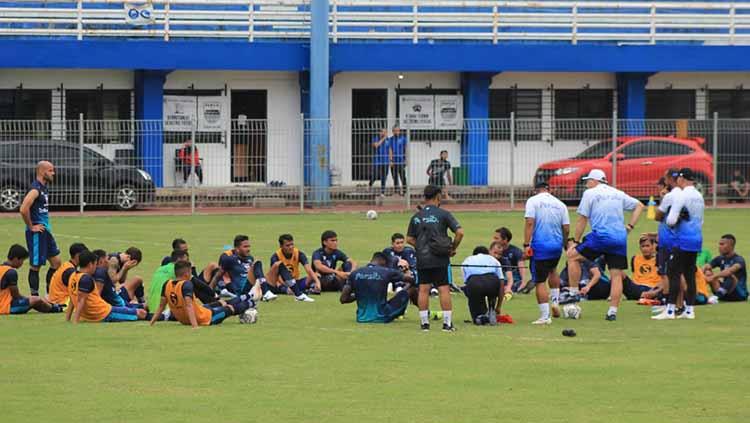 Pemain Persib mendapat pengarahan dari pelatih Robert Rene Alberts, saat latihan di Stadion Persib, Jalan Ahmad Yani, Kota Bandung, Selasa (16/11/21) lalu. - INDOSPORT