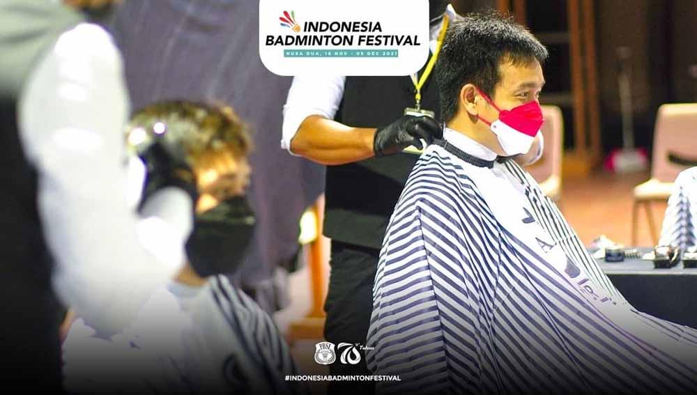 Tradisi potong rambut sebelum pertandingan masih dipertahankan pebulutangkis tuan rumah, Hendra Setiawan dan Muhammad Rian Ardianto jelang Indonesia Masters. - INDOSPORT