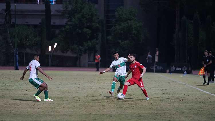 Pratama Arhan terus kawal ketat pemain Afghanistan Copyright: PSSI