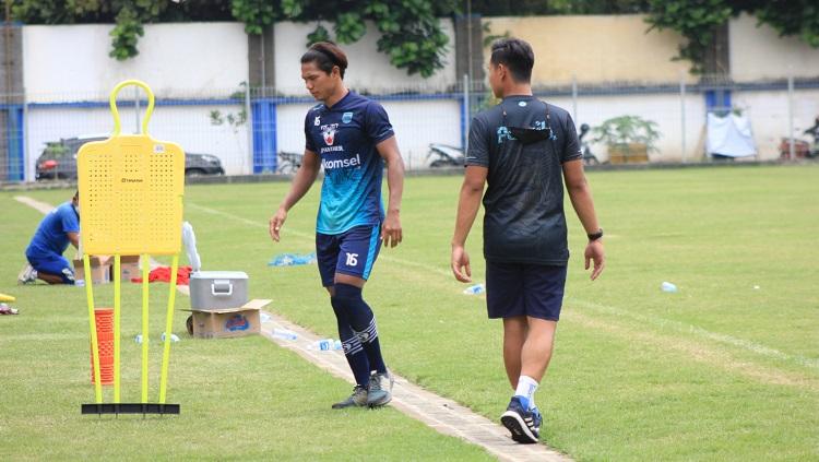 Bek Persib, Achmad Jufriyanto, berlatih terpisah di Stadion Persib, Jalan Ahmad Yani, Kota Bandung, Selasa (16/11/21). - INDOSPORT