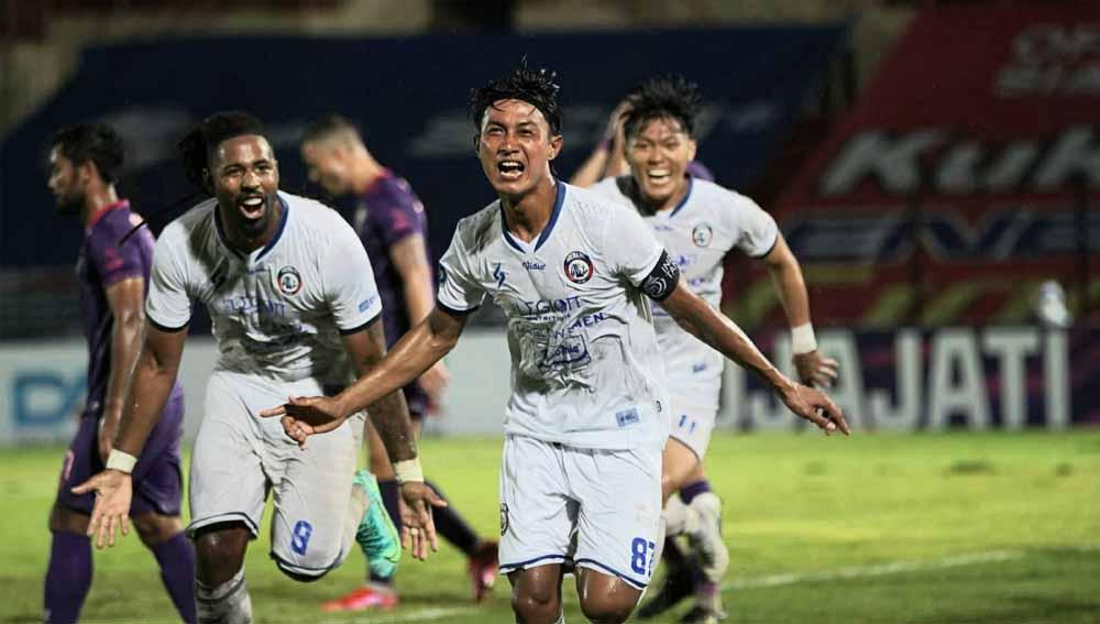 Indosport - Pertandingan antara Persik Kediri vs Arema FC di laga BRI Liga 1.