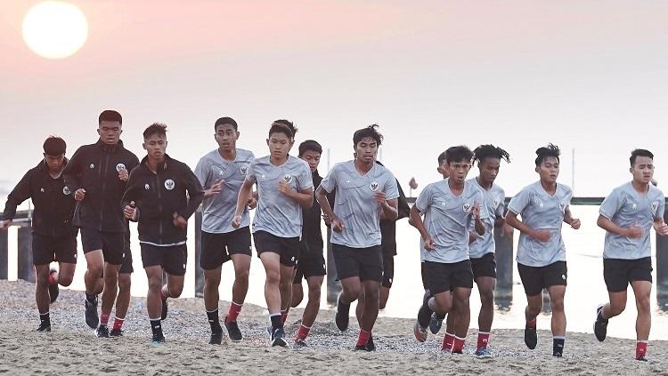 Timnas Indonesia U-18 menjalani latihan fisik di tepi pantai.