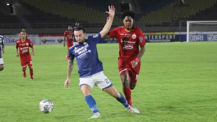 Duel gelandang Persib Marc Klok dengan gelandang Persija Braif Fatari pada laga pekan ke-13 Liga 1 2021/2022 di Stadion Manahan Solo, Sabtu (20/11/21).