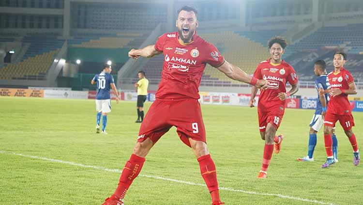Selebrasi striker Persija, Marko Simic usai mencetak gol ke gawang Persib pada laga pekan ke-13 Liga 1 2021/2022 di Stadion Manahan Solo, Sabtu (20/11/21).