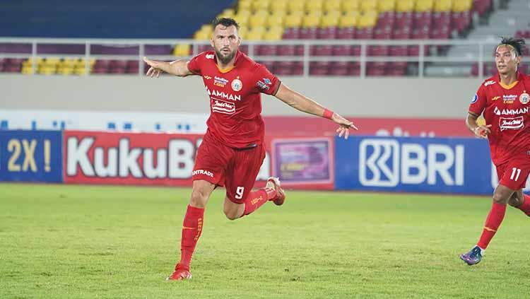 Selebrasi striker Persija, Marko Simic usai mencetak gol ke gawang Persib pada laga pekan ke-13 Liga 1 2021/2022 di Stadion Manahan Solo, Sabtu (20/11/21).