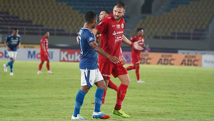 Pemain Persib Bandung dan pemain Persija tengah melakukan perbincangan Liga 1. - INDOSPORT