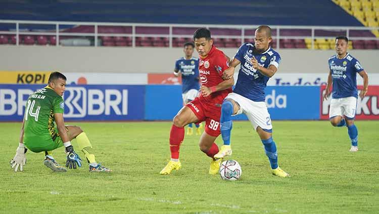 Kapten Persib Supardi berhasil menghalau pergerakan striker Persija taufik Hidayat pada laga pekan ke-13 Liga 1 2021/2022 di Stadion Manahan Solo, Sabtu (20/11/21).