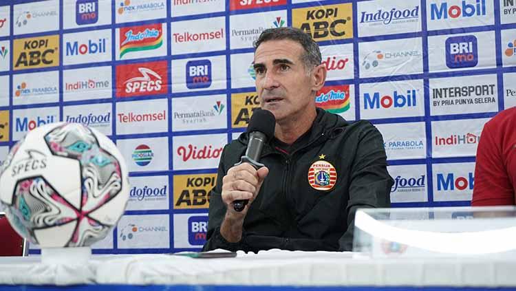 Pelatih Angelo Alessio pada sesi jumpa pers usai laga Persib vs Persija pekan ke-13 Liga 1 2021/2022 di Stadion Manahan Solo, Sabtu (20/11/21).
