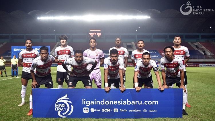 Skuat Madura United dalam pertandingan Liga 1 kontra Persebaya Surabaya. - INDOSPORT
