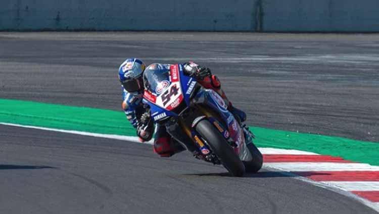 Pembalap Pata Yamaha, Toprak Razgatlioglu langsung bertingkah dengan atraksi menggunakan Yamaha Aerox jelang World Superbike (WSBK) Mandalika 2022.