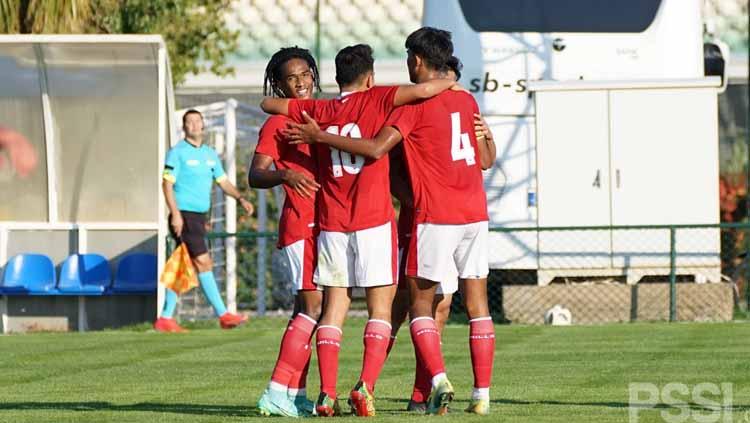 Aksi selebrasi Ronaldo Kwateh dan pemain Timnas Indonesia U-18 melawan Antalyaspor dengan skor 3-1 - INDOSPORT