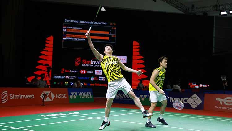Ganda putra Indonesia, Kevin Sanjaya Sukamuljo/Marcus Fernaldi Gideon mengembalikan smash kepada lawan di Indonesia Open 2021