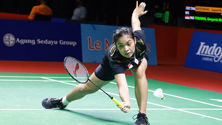 Pebulutangkis Gregoria Mariska gagal revans untuk mengalahkan Pornpawee Chochuwong di babak 16 besar Indonesia Open 2021, Kamis (25/11/21). - INDOSPORT