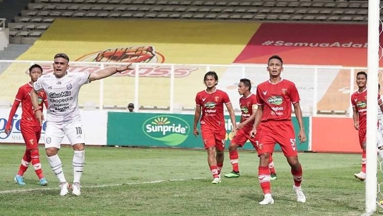 Aksi striker gaek Rans Cilegon FC, Cristian Gonzales, dalam pertandingan Liga 2. - INDOSPORT