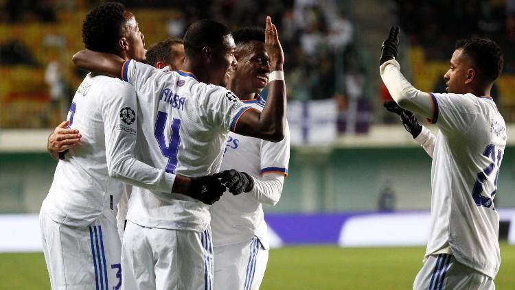 David Alaba merayakan golnya ke gawang FC Sheriff Tiraspol bersama para pemain Real Madrid (25/11/21). - INDOSPORT