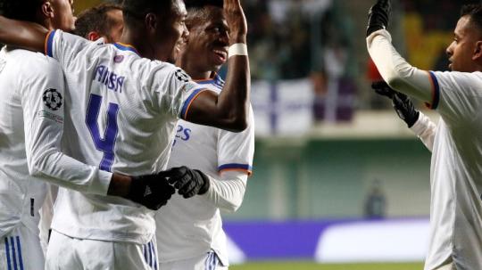 David Alaba merayakan golnya ke gawang FC Sheriff Tiraspol bersama para pemain Real Madrid (25/11/21).