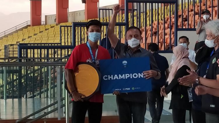 Ketum PSSI Mochamad Iriawan foto bersama juara EPA U-18 Bali United.