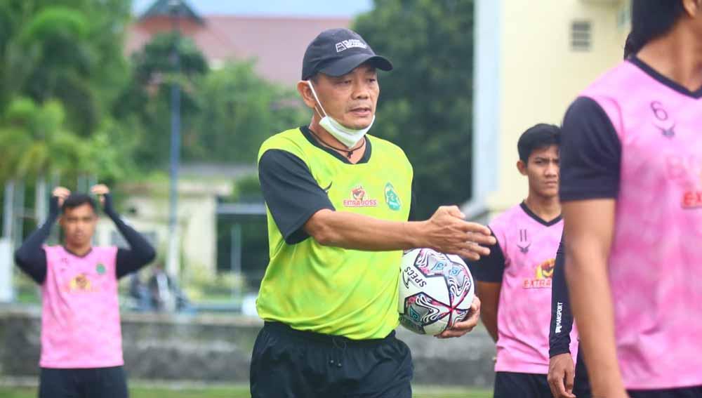 Pelatih Tira-Persikabo, Liestiadi, kirim instruksi kepada para pemainnya usai Covid-19 menggila di Liga 1.