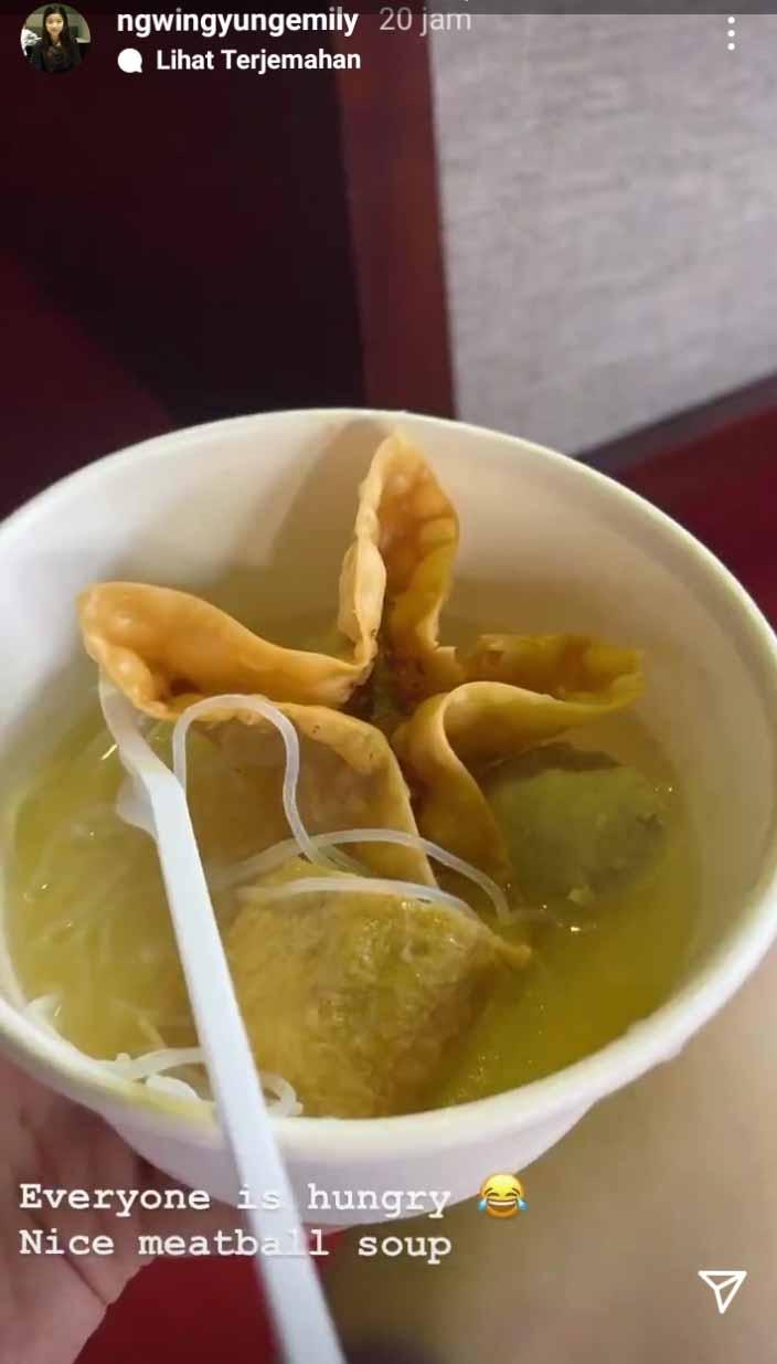 Pebulutangkis asal Hong Kong NG Wing Yung makan bakso. Copyright: Instastory@ngwingyungemily