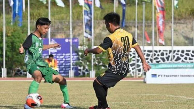 Pemain sepak bola Kalsel (jersey kuning) saat tampil di Peparnas Papua 2021 - INDOSPORT