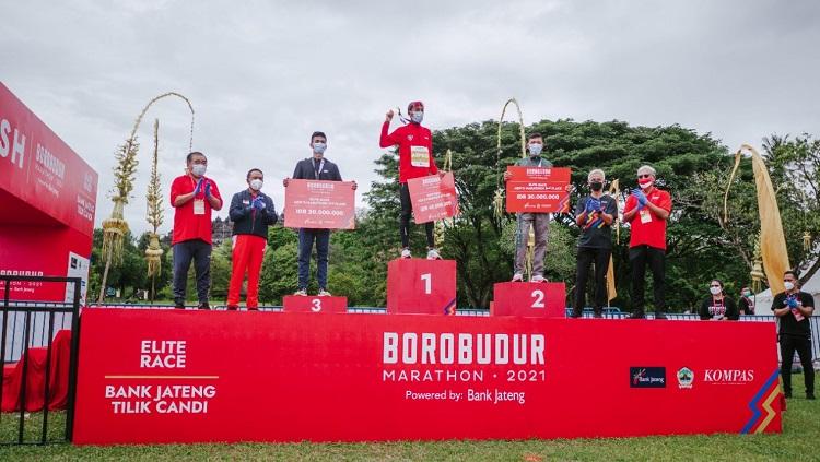 Pelari nasional, Agus Prayogo dan Odekta Naibaho, berhasil meraih gelar sebagai male winner dan female winner dalam hajatan Borobudur Marathon Elite Race 2021. - INDOSPORT
